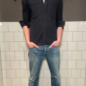 A days march overshirt - En jätte snygg marinblå overshirt från märket a days march. Den är ganska tunn, passar perfekt till sommaren. Modellen är 190 och väger 70 och är är för liten för honom. Storlek S, passar M. Nypris 1500, vårt pris 499. Hör av dig vid minsta fråga!