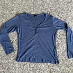 TRÖJA - söt blå tröja som jag köpt secondhand, fint skick! 