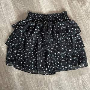 Blommig kjol från H&M, perfekt till sommaren🤩 fint skick!