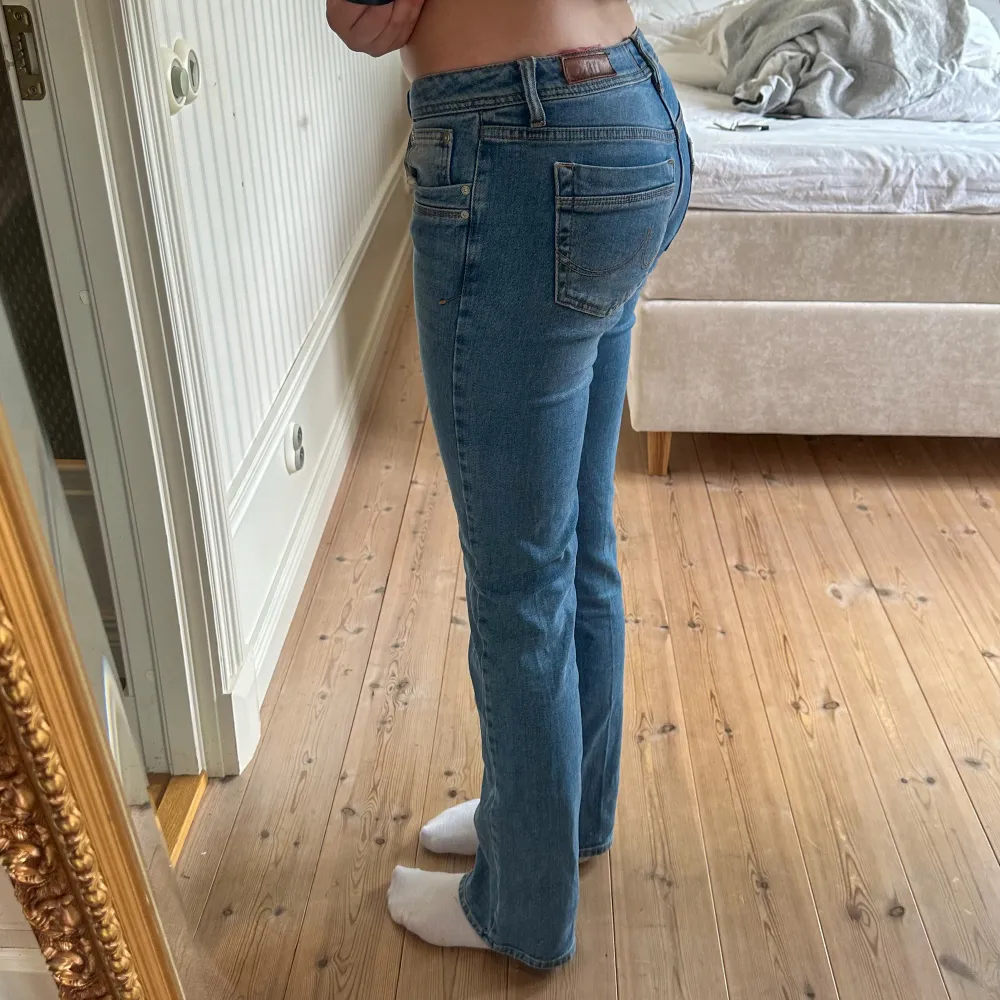 Som nya, använd fåtal gånger. Jeansen är i strl W28 L36 och passar bra på mig som är 183 cm lång. . Jeans & Byxor.