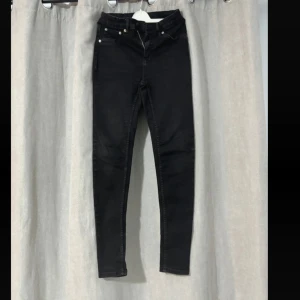 Svarta jeans - Jag säljer dessa svarta jeansen i väldigt bra skick.