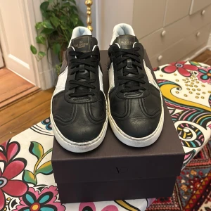 Valentino Flycrews  - Säljer dessa sköna och stilrena flycrews i skick 6,5/10. Har en stor defekt som inte går av av (bild 4) men annars är dom ganska bra skick. Box, dustbag och Extra snöre medkommer. 