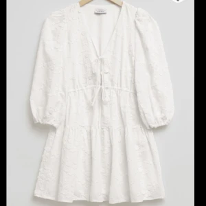 Studentklänning  - Studentklänning från & Other Stories, uppsydd lite så den är bra längd på mig som är 162cm💕 