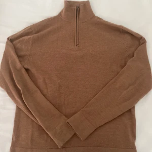 100% merinoull zip - En sjukt snygg half zip från märket theseglorydays. Den är i en M storlek men passar som en S. Sjukt snygg med en skjorta under eller bara en t shirt. Den enda defekten är ett litet hål vid dipen som knappt syns.