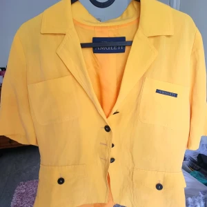 Vintage Kavaj - Säljer min  vintage Mariella Burani Amuleti kavaj då den tyvär inte har kommit till andvänding. Gissar på storlek M då det inte finns någon lapp på storleken.