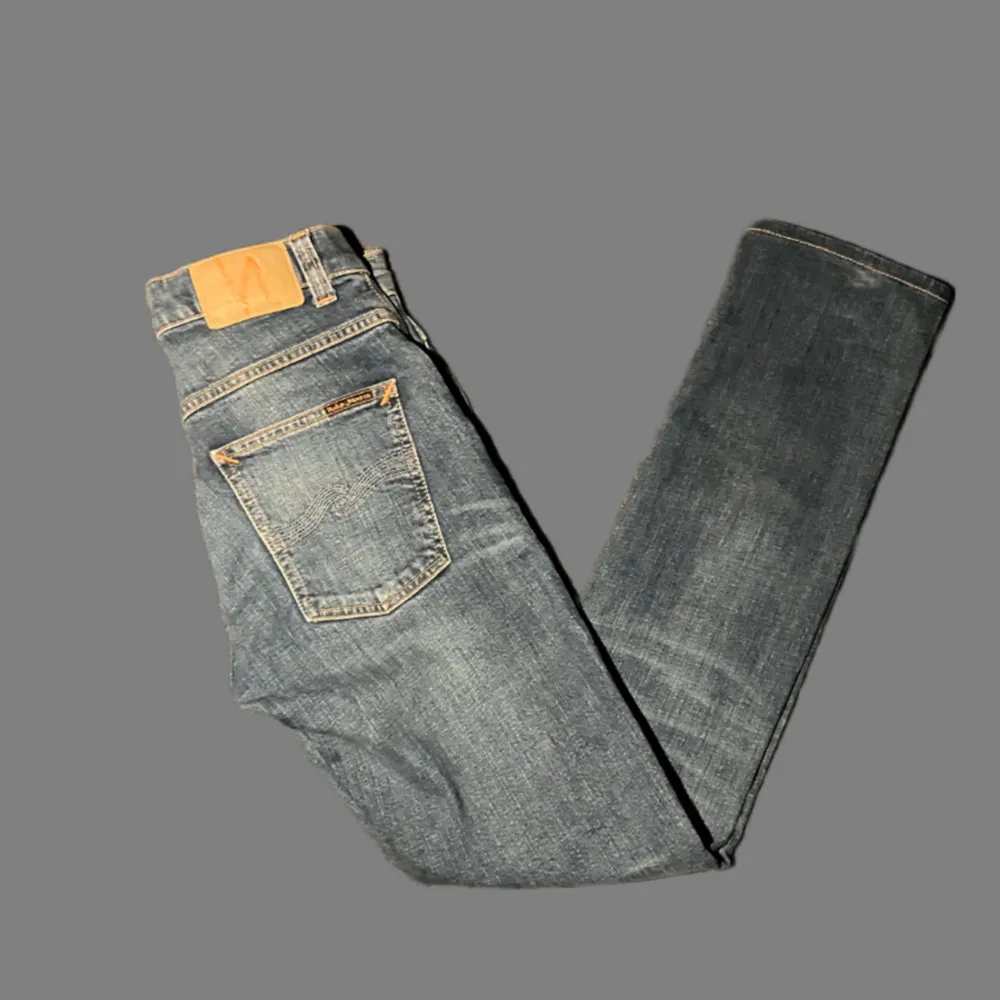 Ett par blåa nudie jeans, storlek 29/32 slim fit. Skick 8/10, pris 299 men kan gå ner i pris vid snabb affär👍. Jeans & Byxor.