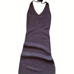 Stickad klänning Bik Bok - Bikbok, finstickad klänning med halterneck, brun lätt melerad, storlek XS halterneck. 