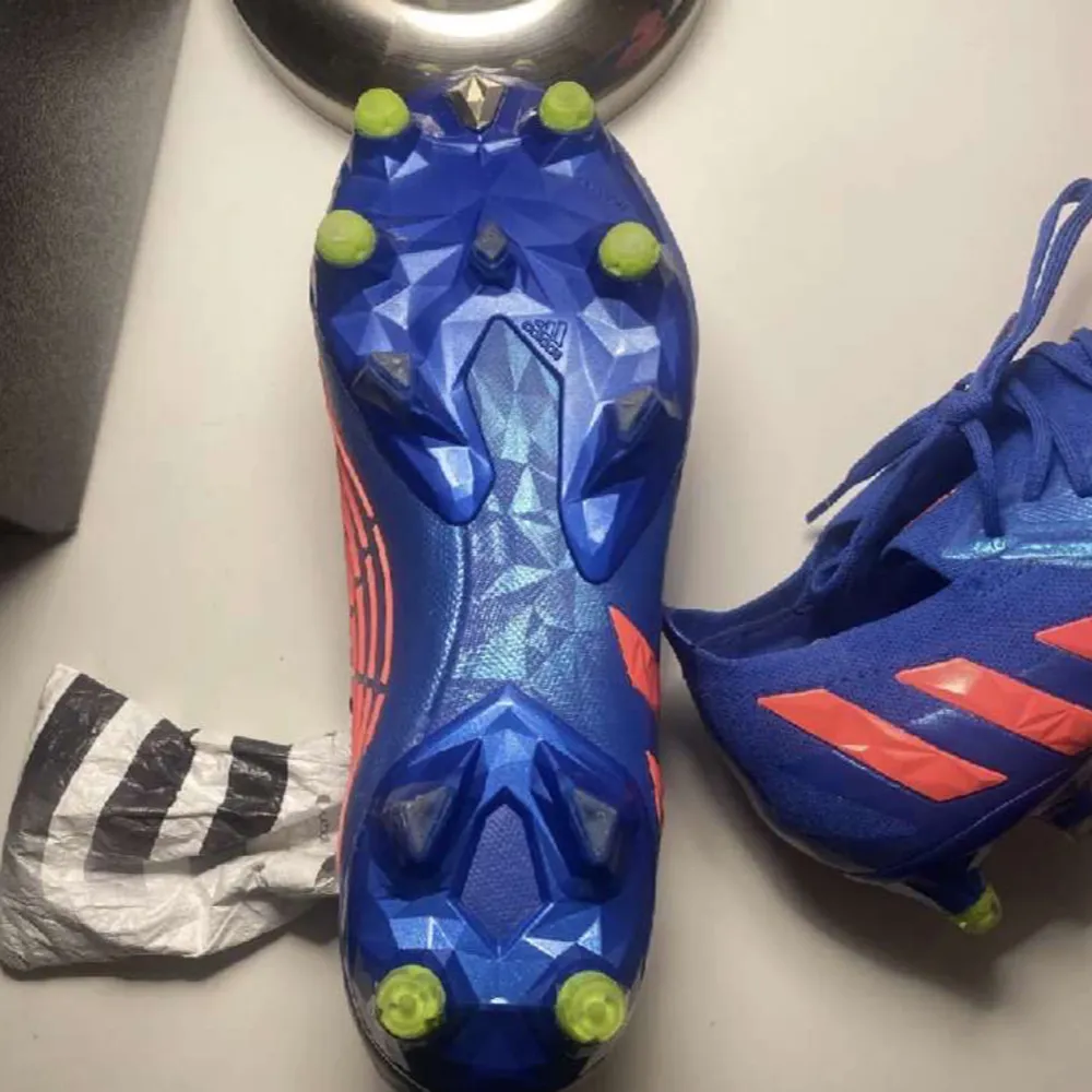 Säljer mina adidas predators på grund av blev för små och föredrar Nike mer  du får båda metal och plast dubbar med 11 plast dubbar och 13 metal dubbar  Det är storlek 40,2/3 Vid snabb affär kan ja gå ner nån hundring Skriv till mig om du har nån frå. Skor.