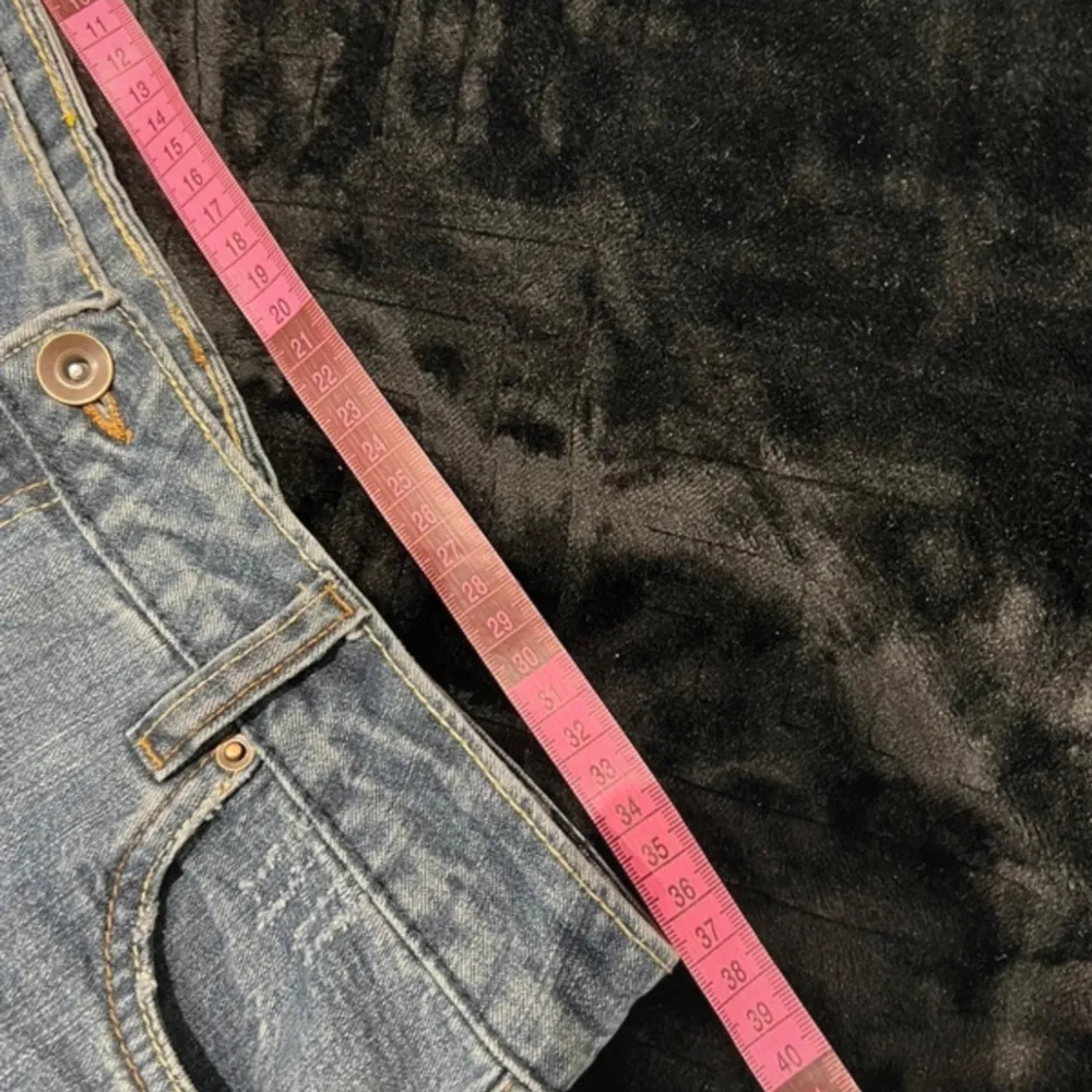 Ett par assnygga blåa lågmidjade bootcut jeans! Storlek 36 och är långa i benen. Bara använda ett fåtal gånger. 💗 kontakta mig om ni har frågor!. Jeans & Byxor.