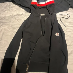 Moncler zip hoodie - Säljer nu min feta Moncler zip hoodie använt några gånger men känner att jag vill sälja den   Cond är 10/10 hör av dej vid mer frågor