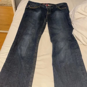 Lågmidjade jeans - Säljer mina lågmidjade jeans eftersom de inte längre kommer till användning. Skriv för frågor eller för fler bilder💞