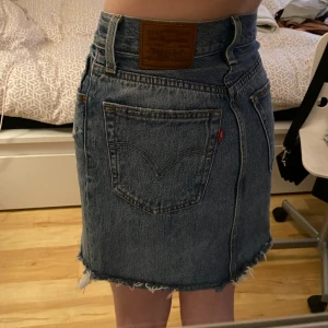 Levi’s kjol - Säljer en jättefin Levis kjol!!🤩😃
