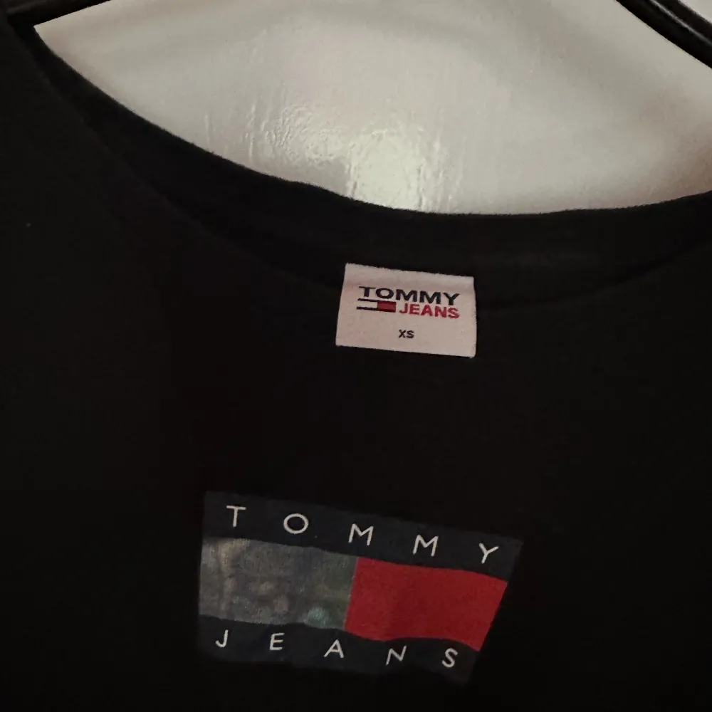 Svart Tommy Hilfiger t-skirt Strl XS Fint skick men använd . T-shirts.