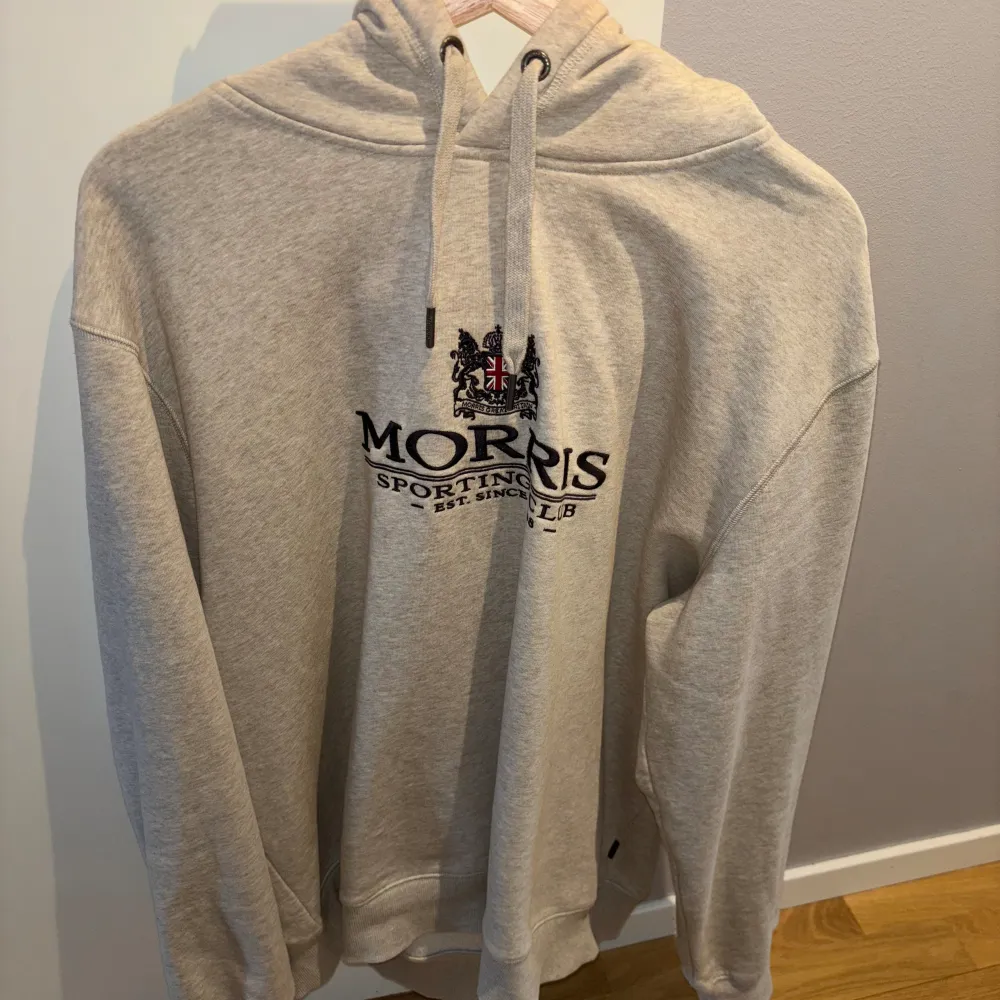 Säljer en jätte snygg beige Morris hoodie som inte haft mycket användning i jätte bra skick och är rätt ny. Den sitter lite oversized . Hoodies.