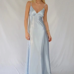 Balklänning - Säljer denna ljusblåa satin klänningen. Passar perfekt till balen! Säljer den för att hitta en annan. Den är aldrig använd (prislappen kvar), den är i bra skick.💗  Storlek:S  (Skriv för fler bilder)