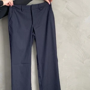 Madlady kostymbyxor  - Mid Waist Kostymbyxor - Gwen Navy Pinstripe. Storlek EU38 - XTRA Tall. Aldrig använda pga köpt fel storlek. 
