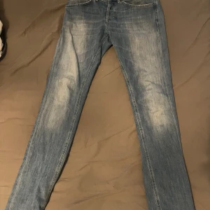 Dondup George  - Tja man! Säljer nu dessa stilrena dondup George i nästintill nyskick inga defekter nypris 3500 tveka inte att fråga om ni undrar nåt eller vill ha fler bilder