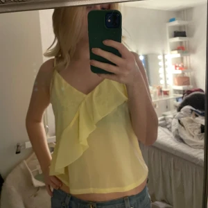 Hm blus  - Jätte gullig blus/ topp från säljer då den ej kommer till användning💛