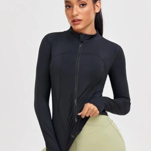 svart träningskofta  - Använt ett fåtal gånger då den är för liten för mig så jag säljer den. Passar S/M🎀