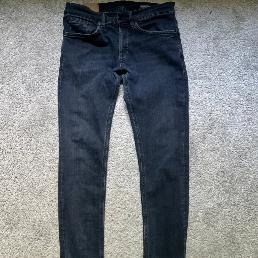 Säljer mina dondup George jeans i storlek 30. Dom är i nästan nyskick. Hör av dig för mer frågor🙌. Jeans & Byxor.