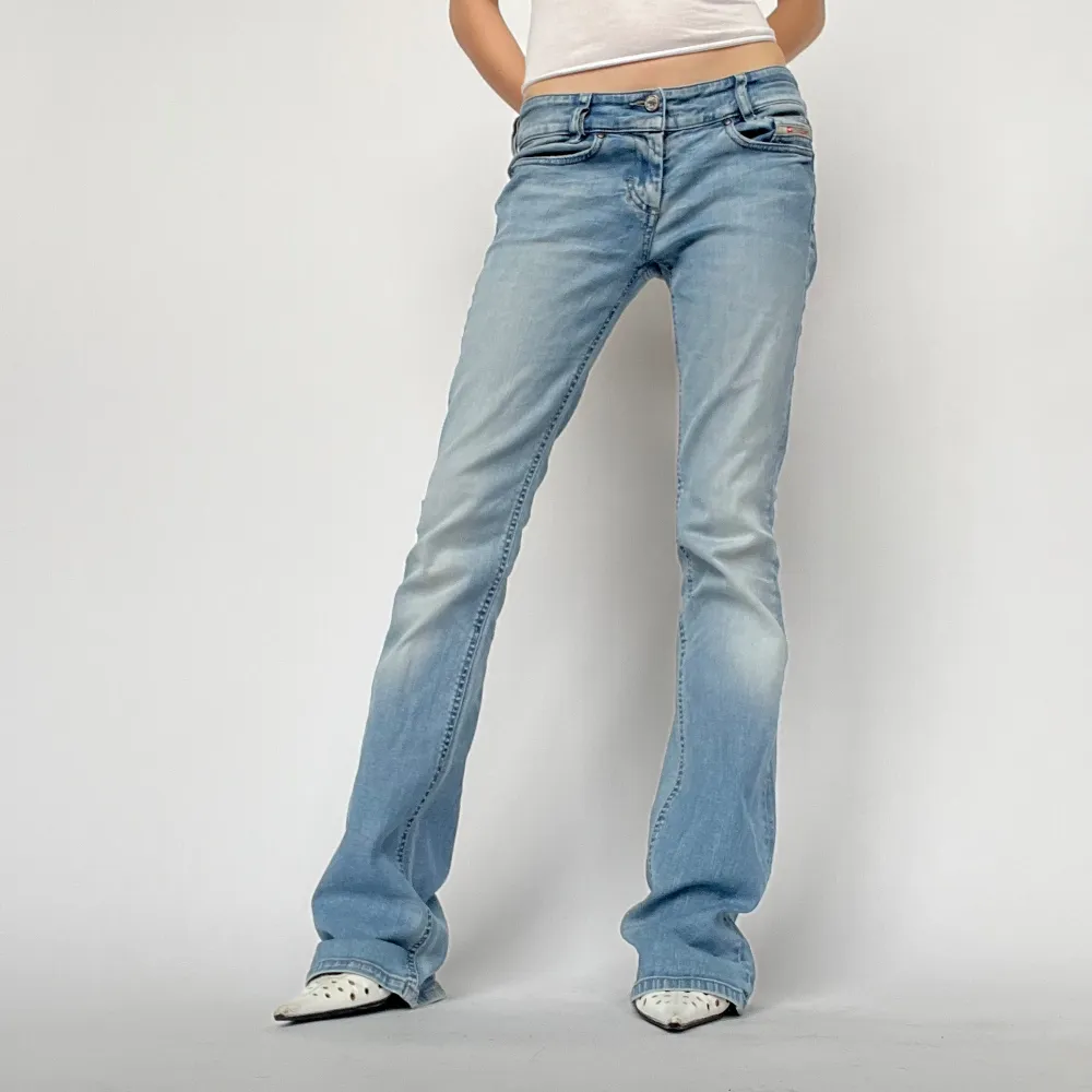 Lågmidjade vintage jeans från Diesel i en ljus tvätt & modellen är ca 160 cm och bär 7cm klackar. Innerbenslängd: 82 cm Midjemått: 73 cm. Jeans & Byxor.