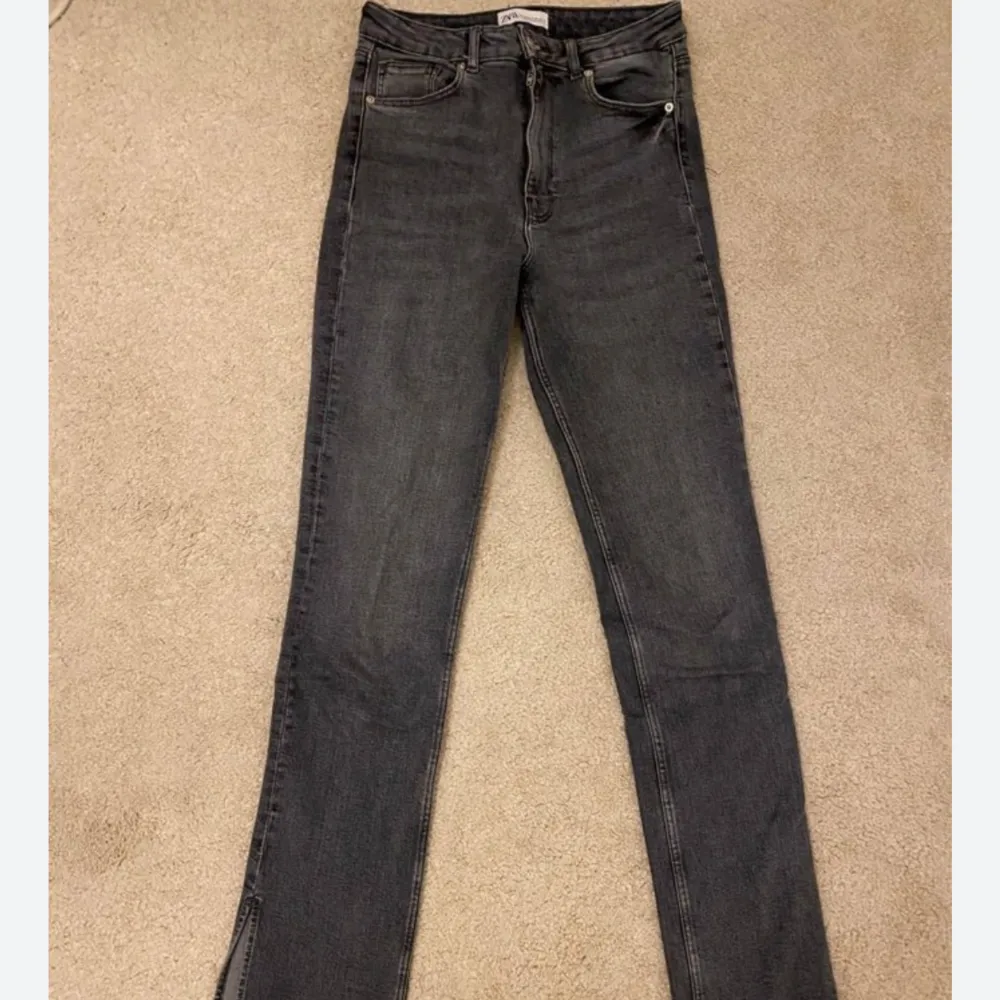 Ett par jättefina gråa jeans med slits ifrån Zara, i storlek 38, i fint använt skick! . Jeans & Byxor.