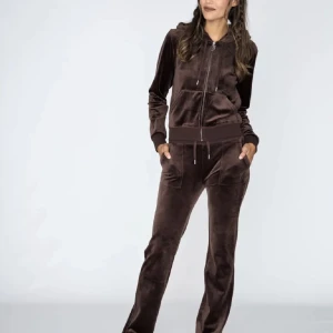 Juicy Couture Brown - Hej säljer mitt bruna juicy sett pågrund av att den inte används pris kan diskuteras 😊