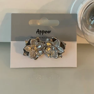 Blom örhängen  - Blom örhängen som är super fina nu till sommaren,helt oanvända då aldrig använda pga att det inte är något för mig:(i silver,dom är lite tyngre i modellen och det är två pluppar bakom 1 i metall och en i gummi, pris: 90kr🤍kom privat för mer, rostfria