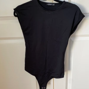 Svart Body Stradivarius stl Xs - Svart body från Stradivarius i storlek xs Öppen i ryggen Använd bara någon enskild gång utan några defekter