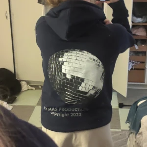 Hoodie - En super snygg och populär hoodie. Använd fåtalgånher, super bra skick. 