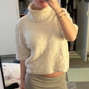 Polotröja  - En super snygg stickad polotröja. Köpt från Ullared. Står storlek XL på lappen, men skulle säga efter tvättat att den är en S. 