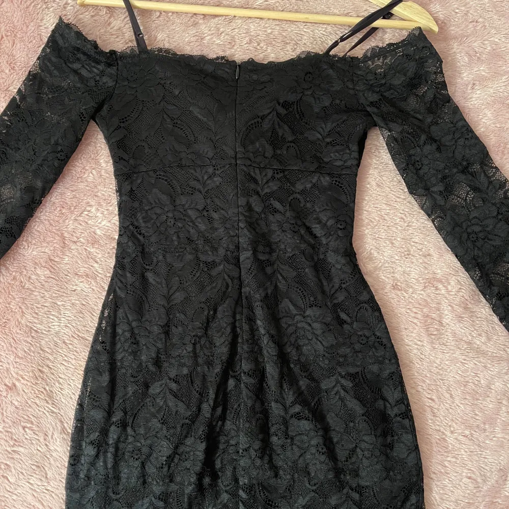 Mini black lace dress, used only once. Klänningar.