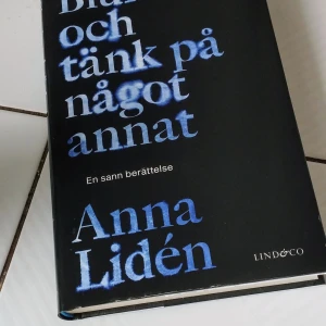 Min bok "Blunda och tänk på något annat" - Går att köpa på valfri bokhandel, men har ett fåtal böcker själv som jag signerat och säljer billigare än om du skulle gå till bokhandel :)