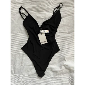 Svart body - Svart body från Pull&Bear, justerbara band, går att knäppa upp längst ner. Helt oanvänd prislappen kvar. Ordinarie pris 199kr