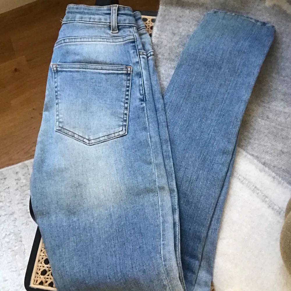 Grymma jeans som aldrig använts. Storlek W23/L32 men förkortades åt mig i Acne butiken till ungefär 30 i längden (enda gången jag haft på mig de för att ta mått). Kan skicka med originalpåsen om så önskas :). Jeans & Byxor.