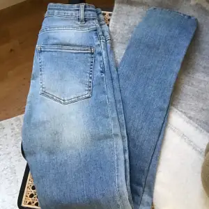 Grymma jeans som aldrig använts. Storlek W23/L32 men förkortades åt mig i Acne butiken till ungefär 30 i längden (enda gången jag haft på mig de för att ta mått). Kan skicka med originalpåsen om så önskas :)