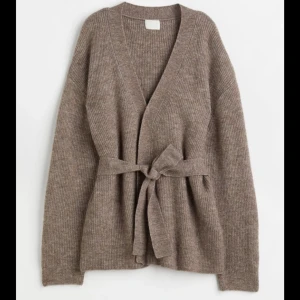 Brun cardigan  - Säljer min bruna cardigan med knytband från HM som är slutsåld på hemsidan. Den har använts några gånger men är så gott som ny utan några avvikelser. Den är i storlek xs men skulle säga att den passar xs/s🫶🏼☺️