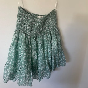 By malina Kjol - Söt kjol fårn by malina med blommigt mönster, Storlek S men det är stretchigt material.  Köpte den för 1 år sedan och den går inte att köpa längre i butik/hemsida, köpte för 1500kr  Används sällan