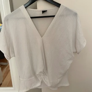 Vit blus - Smickrande vit blus/top. Fint skick 