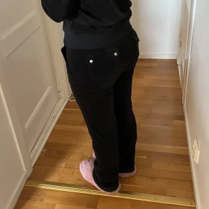 Juicybyxor - Säljer nu mina älskade juicy byxor men de kmr tyvärr inte till användning. Skick mycket bra och stl XS. Köp byxorna för 500kr eller hela settet för 1000kr💞 