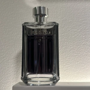 Prada Lhomme EDT - Hej,   Säljer min Prada Lhomme EDT då jag sällan använder den.  Jag uppskattar att de är 80-85 ml kvar i flaskan och box medfölker självklart!  Nypris: 1350kr