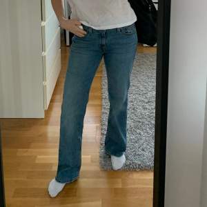 Säljer mina levis jeans i modellen ”Superlow boot”. Lågmidjade med lätt utsvängda ben. Storlek 27. Mycket fint skick. Midjemått: 76cm Beninnerlängd: 72cm Nypris 1065, säljes för 200kr+ frakt