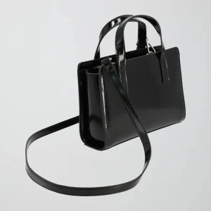 Väska  - Svart väska från Gina, nyskick. Kostade 400 kr. 