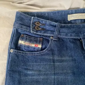 Sjukt snygga jeans, säljer endast då de inte passar så bra. 