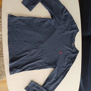 RALPH LAUREN SWEATSHIRT  - Vi säljer nu denna lite tunnare ralph lauren sweatshirt i bra skick och inga synliga defekter. Bara att skriva vid funderingar