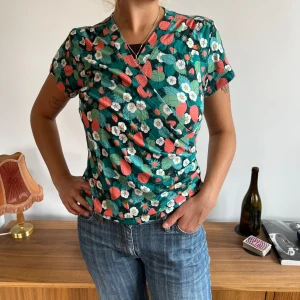 Topp i ekologisk bomull - Världens mjukaste omlott-topp i ekobomull, finns tecken på användning men överlag i fint skick, säljer då den tyvärr aldrig kommer till användning