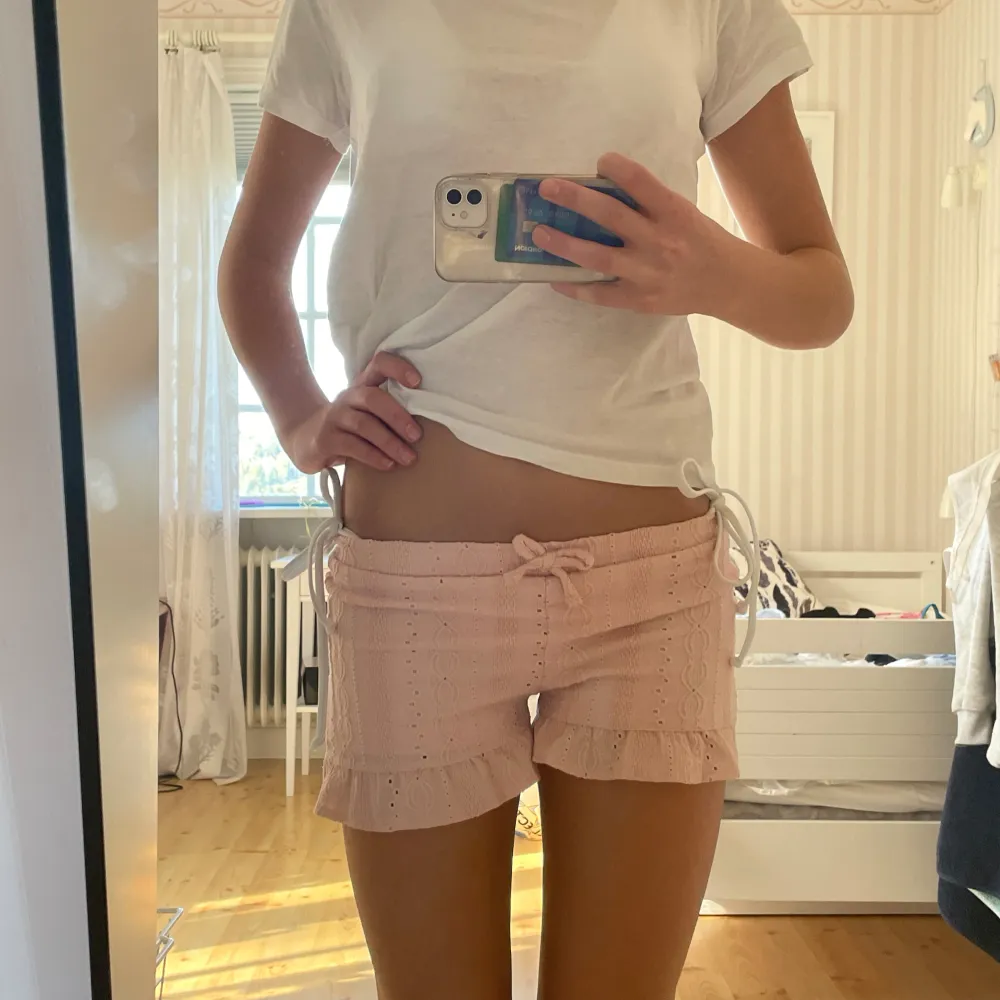 Säljer dessa jätte sköna sommar shortsen i en fin rosa färg! Jätte fint mönster och detaljer på. Köpta för 200, i väldigt bra skick så säljer för 100 💗. Shorts.