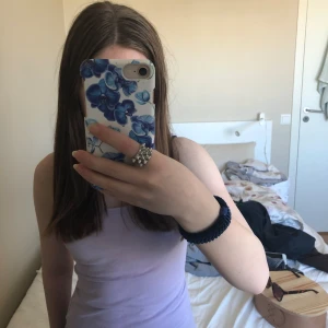 Super söt linne - Linnet är köpt på New Yorker för 50 kr och det är använt ungefär 6 gånger. Jag säljer den pågrund av att jag inte är ett fan av färgen lila längre. Storleken är Xs men passar även S och Xxs, skriv om ni vill ha fler bilder.