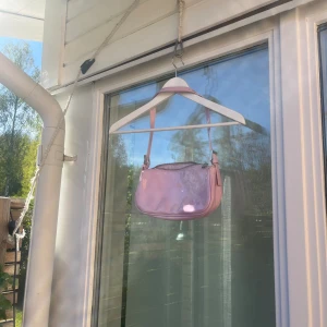 Väska  - Säljer denna lila/rosa väska från Gina Tricot  Pris: 50kr