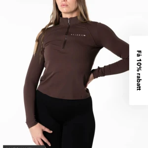 Relode träningströja - Så snygg brun träningströja med half zip! Knappt använd så i bra skick och slutsåld på hemsidan!! Nypris 549